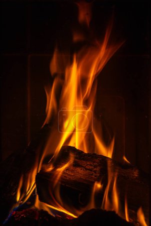 Foto de Un hogar ardiente hecho de troncos para encender una chimenea - Imagen libre de derechos