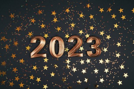 Téléchargez les photos : Numéros d'or de l'année 2023. Guirlande festive rayonnante avec bokeh sur fond sombre. Bonne année carte de voeux. Carte de voeux avec étoiles - en image libre de droit