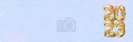 Foto de Helio número globo de oro del año 2023. Guirnalda festiva brillante con bokeh sobre fondo lila. Feliz Año Nuevo tarjeta de felicitación - Imagen libre de derechos