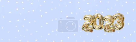 Foto de Helio número globo de oro del año 2023. Guirnalda festiva brillante con bokeh sobre fondo lila. Feliz Año Nuevo tarjeta de felicitación - Imagen libre de derechos