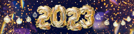 Téléchargez les photos : Ballon à hélium numéro de l'année 2023 sur fond de guirlandes de flocons de neige. Ambiance de conte de fées confortable. Carte Nouvel An - en image libre de droit