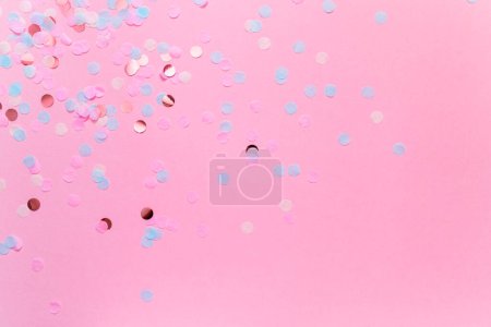 Téléchargez les photos : Blue and purple round confetti on pink background. Festive day backdrop. Flat lay style with minimalistic design. Template for banner or party invitation - en image libre de droit