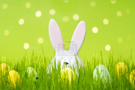 Téléchargez les photos : Chasse aux œufs de Pâques. Lapin lapin et bouquet d'œufs sur prairie et fond vert. Modèle pour bannière web, flyer de fête ou carte de vœux avec espace de copie. - en image libre de droit