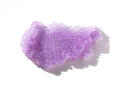 Téléchargez les photos : Purple sugar body scrub texture on white background. Cosmetic smear. Appearance of the texture of the lilac swatch. Natural skincare products. Beauty concept for face and body care. - en image libre de droit