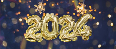 Foto de Feliz Año Nuevo tarjeta de felicitación. Helio número globo de oro del año 2024 y copos de nieve guirnaldas sobre un fondo oscuro. Ambiente acogedor cuento de hadas. Enfoque selectivo. - Imagen libre de derechos