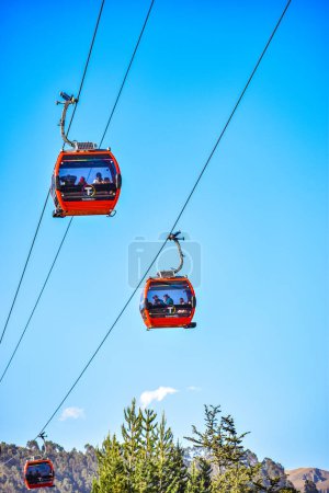 Foto de Cabinas de telefrico vistas desde el suelo, Mi Telefrico, Ciudad de La Paz - Imagen libre de derechos