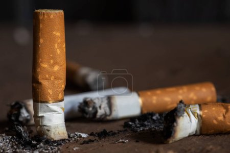 Foto de Colillas de cigarrillo sobre fondo rgey de cerca. - Imagen libre de derechos