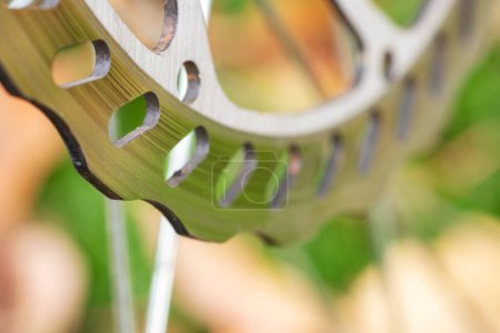 Téléchargez les photos : Freins à disque de vélo rapprochés, disque métallique gris attaché à la roue du vélo, freins à vélo de montagne populaires efficaces - en image libre de droit