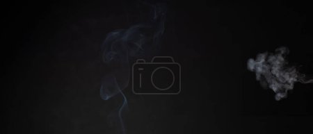 Foto de Fondo de humo abstracto vapor de humo blanco efecto de superposición sobre negro. - Imagen libre de derechos