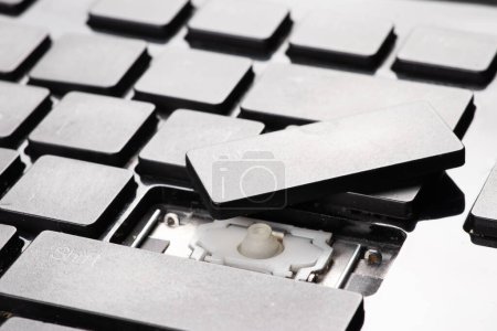 Téléchargez les photos : Un vieux clavier d'ordinateur portable cassé fermer. - en image libre de droit
