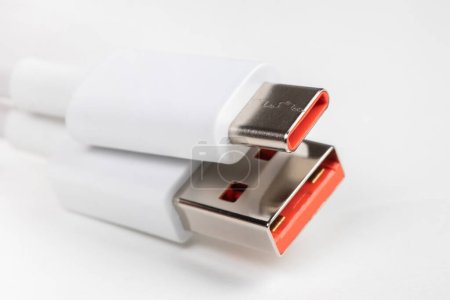 Ein weißes USB Typ C Ladekabel, kompatibel für viele Geräte, isoliert auf weißem Hintergrund.