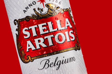Foto de Ucrania. Dnipro. 20 marzo 2023: Lata de cerveza Stella Artois con gotitas de agua de condensación sobre fondo rojo. - Imagen libre de derechos