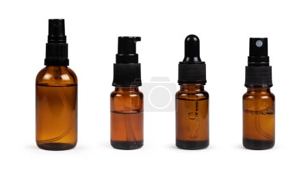 Téléchargez les photos : Collection bouteilles en verre ambré pour cosmétiques, médecine naturelle, huiles essentielles ou autres liquides isolés sur fond blanc - en image libre de droit