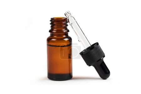 Foto de Botella cosmética con pipeta aislada sobre fondo blanco - Imagen libre de derechos