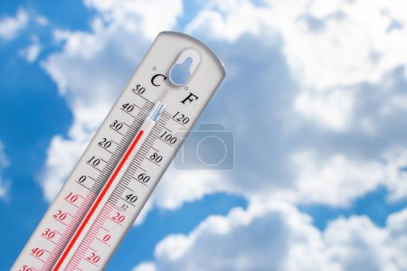 Chaleur, le thermomètre montre que la température est chaude dans le ciel, été.