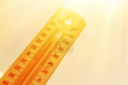 Calor, el termómetro muestra que la temperatura es caliente en el cielo, verano
.