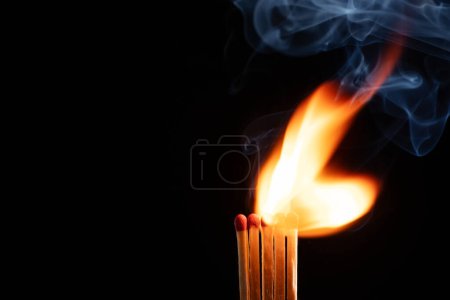Téléchargez les photos : Matchs en bois avec feu sur fond noir, - en image libre de droit