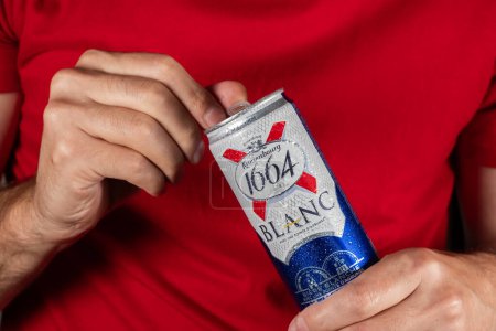 Photo for Dnipro, Ukraine, 13 oct, 2023: Man holds 1664 Kronenbourg Blanc beer can outdoors. 1664 Blanc is the wheat beer from the French brewery Kronenbourg exported worldwide. - Royalty Free Image