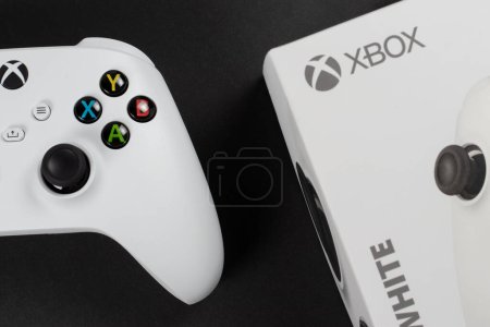 Téléchargez les photos : Xbox Series S contrôleur de jeu et boîte - 30 Août, 2023 - Dnipro, Ukraine. - en image libre de droit
