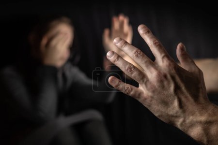 Violencia doméstica. Padre amenaza al niño levantando la mano,
