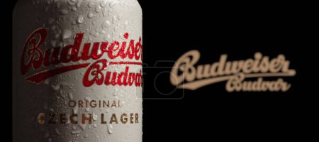 Foto de Dnipro, Ucrania 14 nov, 2023: Budweiser Cerveza checa en lata logo con gotas en negro. - Imagen libre de derechos