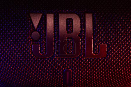 Foto de Dnipro Ucrania. 17 noviembre 2023: Logo Bluetooth Speaker JBL Charge 5 Luz azul y roja - Imagen libre de derechos
