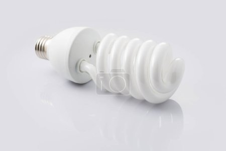 Téléchargez les photos : Ampoule fluorescente à économie d'énergie CFL. Isolé sur fond blanc, - en image libre de droit