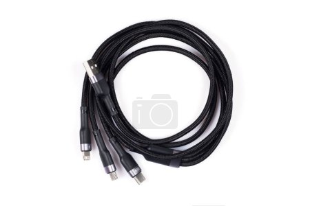 Téléchargez les photos : Câble d'alimentation USB 3 en 1 couleur noir Sortie pour USB Type C, Micro USB. - en image libre de droit