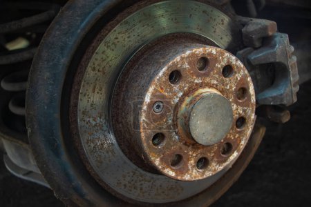 Discos de freno oxidados en un coche abandonado. Objeto iluminado con luz suave y natural,