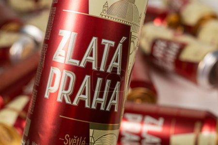 Foto de Dnipro, Ucrania - 21 de febrero de 2024: Zlata praha Cerveza checa en lata de aluminio - Imagen libre de derechos