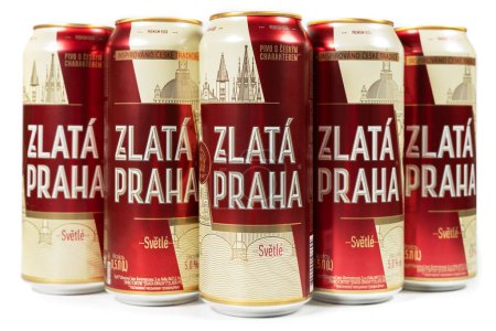 Foto de Dnipro, Ucrania - 21 de febrero de 2024: Zlata Praha Latas de cerveza checas sobre fondo blanco. La República Checa tiene el mayor consumo per cápita de cerveza del mundo. - Imagen libre de derechos