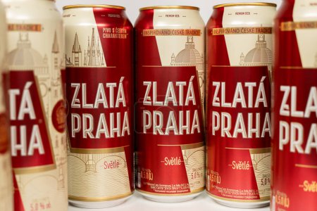 Foto de Dnipro, Ucrania - 21 de febrero de 2024: Zlata Praha Latas de cerveza checas sobre fondo blanco. La República Checa tiene el mayor consumo per cápita de cerveza del mundo. - Imagen libre de derechos