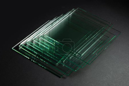 Téléchargez les photos : Glass factories produce glass used in buildings and homes. There are many different thicknesses and sizes. - en image libre de droit