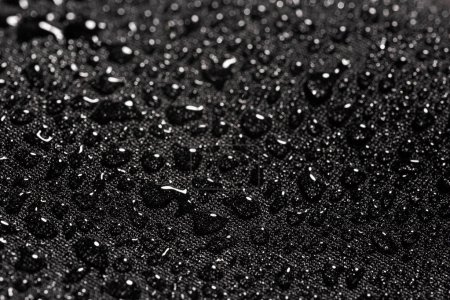 Téléchargez les photos : Vue rapprochée sur gouttes d'eau sur tissu imprégné imperméable sous la pluie
. - en image libre de droit