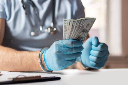 Ein Arzt mit Dollarnoten und Handschellen. Konzept medizinischer Korruption, Bestechung, Kriminalität.