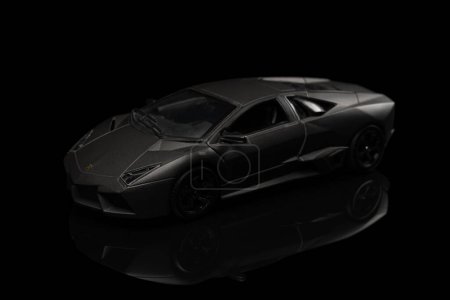 Foto de Dnipro. Ucrania - 26 de enero de 2024: Modelo de juguete gris Lamborghini Aventador sobre fondo negro. - Imagen libre de derechos