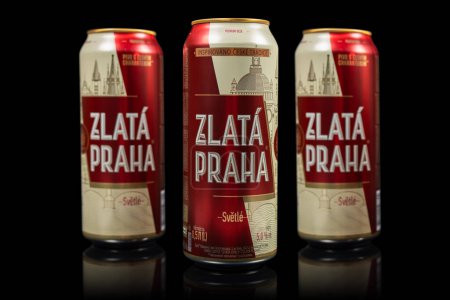 Foto de Dnipro, Ucrania - 21 de febrero de 2024: Zlata Praha Latas de cerveza checas sobre fondo negro. La República Checa tiene el mayor consumo per cápita de cerveza del mundo. - Imagen libre de derechos