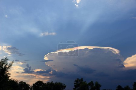 Foto de La nube esférica tenía un resplandor similar al arco iris sobre ella. - Imagen libre de derechos