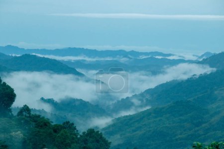 Nebelschwaden schweben über den Bergen