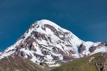 Foto de Kazbek o montaña Kazbegi, cerca de la Iglesia de la Trinidad de Gergeti, pueblo Stepantsminda en Georgia, a una altitud de 2170 metros, - Imagen libre de derechos