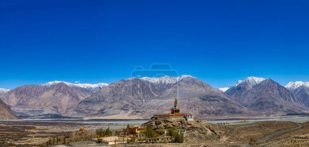 Téléchargez les photos : Grande statue de Bouddha assis au monastère Diskit avec Himalaya Range à l'arrière - Nubra Valley, Ladakh, Inde. - en image libre de droit