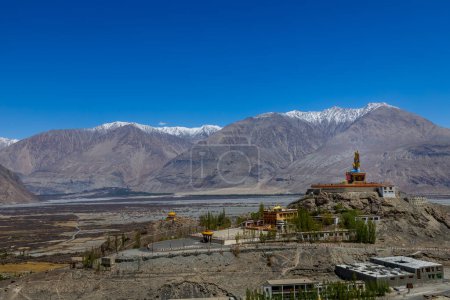Téléchargez les photos : Grande statue de Bouddha assis au monastère Diskit avec Himalaya Range à l'arrière - Nubra Valley, Ladakh, Inde. - en image libre de droit