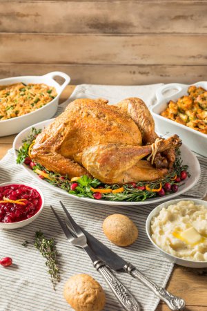 Hausgemachte gebratene Truthahn zu Thanksgiving mit allen Seiten