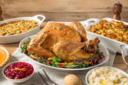 Téléchargez les photos : Dinde rôtie maison pour Thanksgiving avec tous les côtés - en image libre de droit