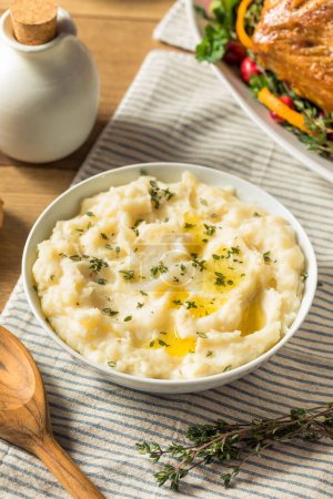 Téléchargez les photos : Purée de pommes de terre maison Thanksgiving au beurre et au thym - en image libre de droit