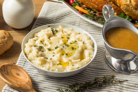 Téléchargez les photos : Purée de pommes de terre maison Thanksgiving au beurre et au thym - en image libre de droit
