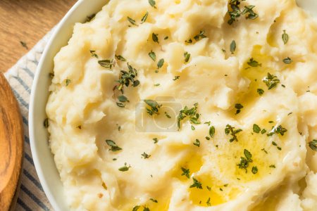 Hausgemachter Kartoffelbrei mit Butter und Thymian