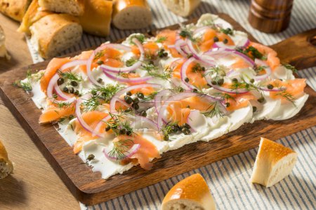 Hausgemachte Frischkäse Lox Bagel Board zum Frühstück mit Lachs