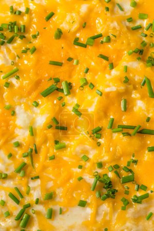Téléchargez les photos : Pommes de terre confites au fromage maison à la crème sure et à la ciboulette - en image libre de droit