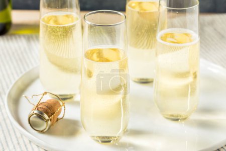 Foto de Flautas refrescantes de champán para la víspera de Año Nuevo - Imagen libre de derechos